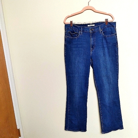 Levi's Medium Wash Slimming Boot Bootcut Five Pocket Jeans Size 33 - Picture 1 of 11